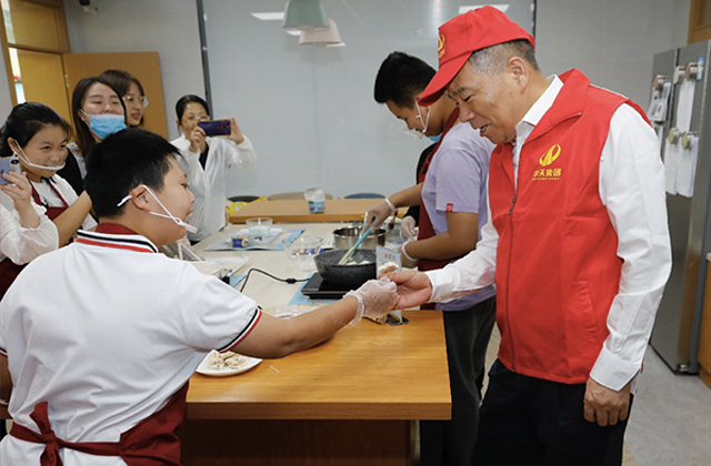 大手牵小手，一起制作雪花酥 ——楼董事长带领中天志愿者走进杭州市艮山路学校“米其林”厨房