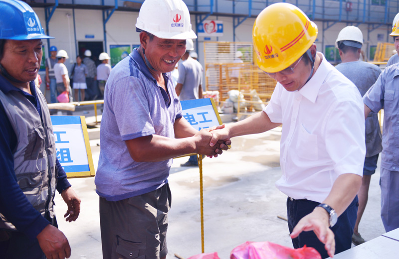 2019年7月24日，中天北京集团慰问现场一线工人。