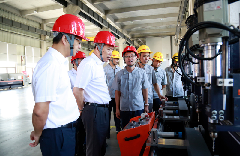 2019年8月5日，ng28南宫娱乐集团董事长楼永良带领产业发展部副总经理吕剑、技术发展部总经理助理龚旭峰来到武汉检查走访中天六建，建设集团总裁兼中天六建总经理吴海涛陪同。