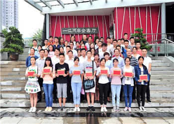 8年，800多名学生，800多个梦想，中天陕西助学圆你求学梦！