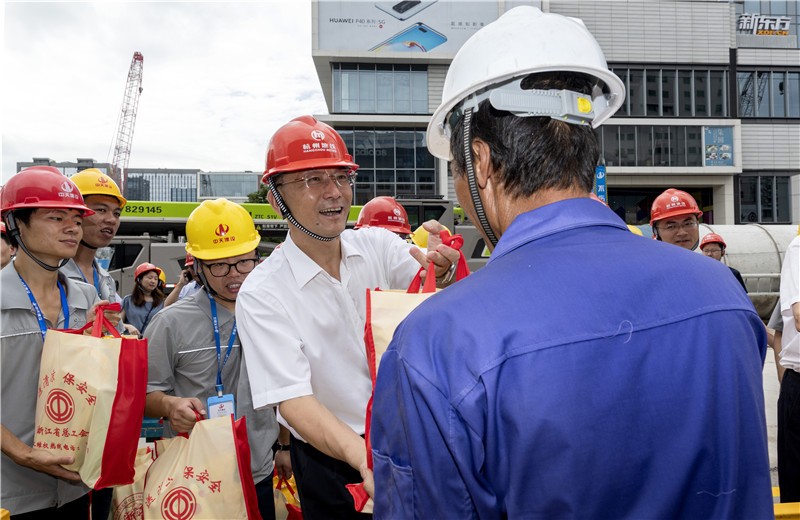 2020年8月6日，浙江省人大常委会副主任、省总工会主席史济锡，省总工会党组书记、副主席张才方一行到中天城轨杭州地铁SG10-6标文三路站高温慰问。