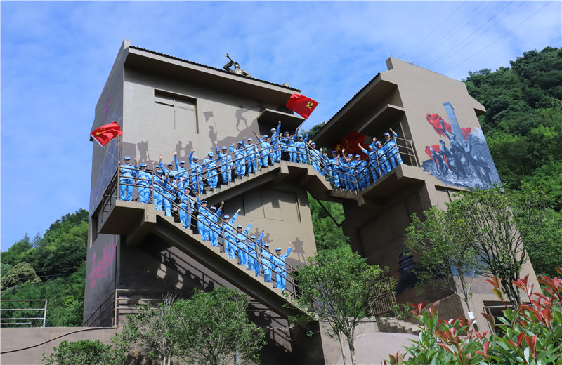 2021年6月19日至20日，西南公司党支部组织全体党员、预备党员、流动党员36人到夹金山举行“发扬红军精神 营造中天风气”活动，重走长征路。