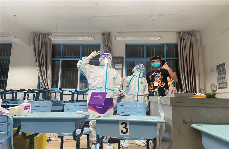 2021年7月29日,中天三建南京融创G86项目部积极响应政府号召，第一时间组织志愿服务团队奔赴月苑路第一小学监测点，承担起核酸检测流程引导、秩序维护、人员信息采集登记工作。