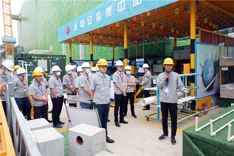 2021年9月29日，中天九建承办的以“深入实施质量提升行动 大力推进质量强国建设”为主题的郑州市2021年质量月工程质量提升推进现场会在建业梅苑项目召开。