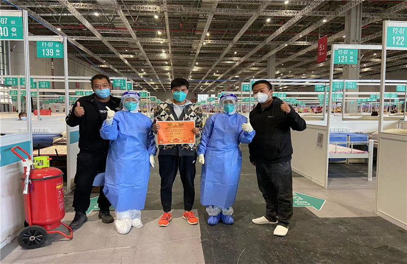 中天三建外高桥项目部生产经理程伟、生产经理王应群、栋号长刘江，因吃苦耐劳、任劳任怨，被“四叶草”方舱医院评为“最美志愿者”。