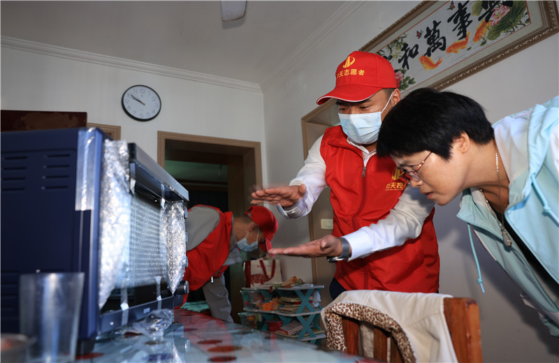 2022年11月1日，中天二建嘉兴分公司志愿者带上大米、食用油及他们的“微心愿”微波炉、电烤箱、空气炸锅、电磁炉等来到菱香坊、烟雨苑、江南新家园等小区慰问因工致残的困难居民。