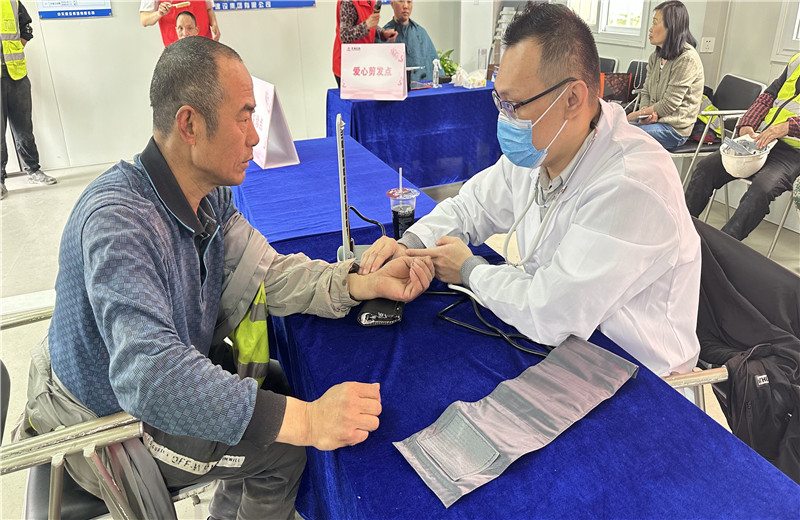 五一前夕，天津公司组织开展为项目一线职工提供爱心剪发、爱心义诊、爱心赠饮、爱心咨询、爱心加餐服务，给工友们送去了劳动节的问候。