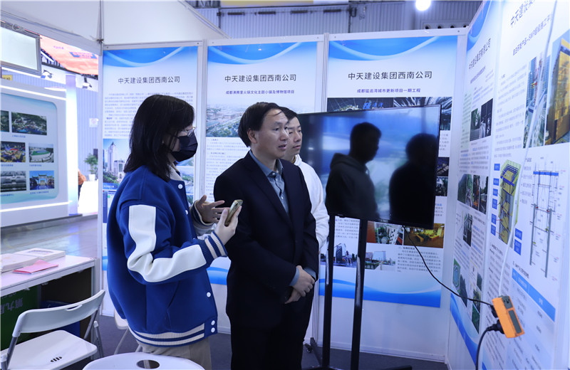 2023年11月16日至18日第三届川渝住房城乡建设博览会在成都召开，西南公司携集团SWP自主研发钢平台提升技术、钢结构栈道全过程关键建造技术参加会议。