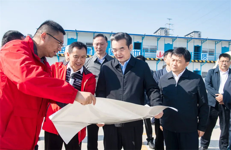 2024年10月30日，淮安市委书记史志军带队视察了中天江苏公司承建的“江苏康乃馨高端织造和智能装备制造一期项目”项目建设情况。